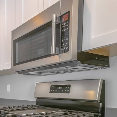 Parlak aralığı ve duvar mikrodalga monte li bir evin Kare Modern mutfak iç