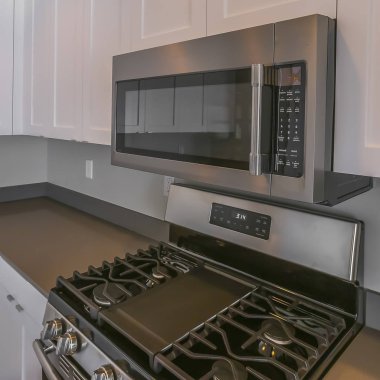 Ahşap dolaplar ve yuvarlak tavan ışıkları ile modern bir mutfak Çerçeve Kare İç