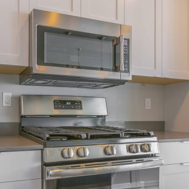 Çerçeve Kare Pişirme aralığı ve duvara monte mikrodalga modern bir mutfak içinde