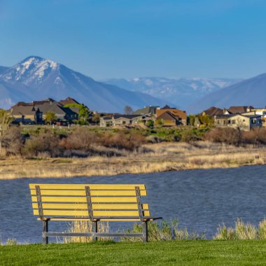 Çerçeve Kare Tezgah göl ve mavi gökyüzüne karşı karla kaplı dağ manzaralı