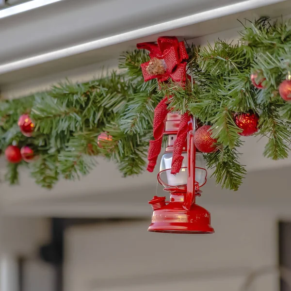 Frame Square Primo piano del tetto di una casa festosa decorata con ghirlanda natalizia — Foto Stock