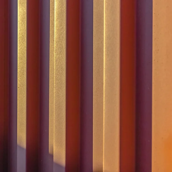 Kwadrat z bliska widok na czerwonawy brąz falistej ścianie w słoneczny dzień — Zdjęcie stockowe