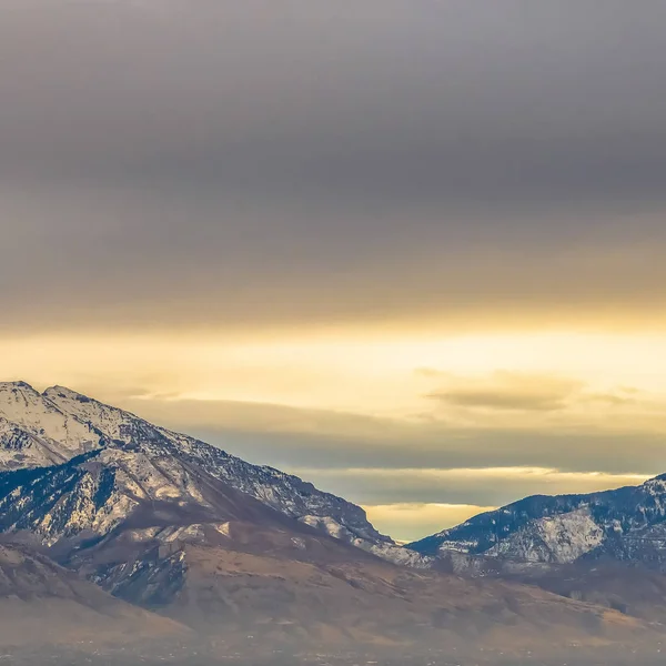 Panorama cuadrado de una majestuosa montaña cubierta de nieve e iluminada por la luz del sol — Foto de Stock