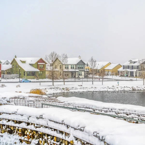 Marco Panorama cuadrado de un lago en medio de un paisaje cubierto de nieve en invierno — Foto de Stock