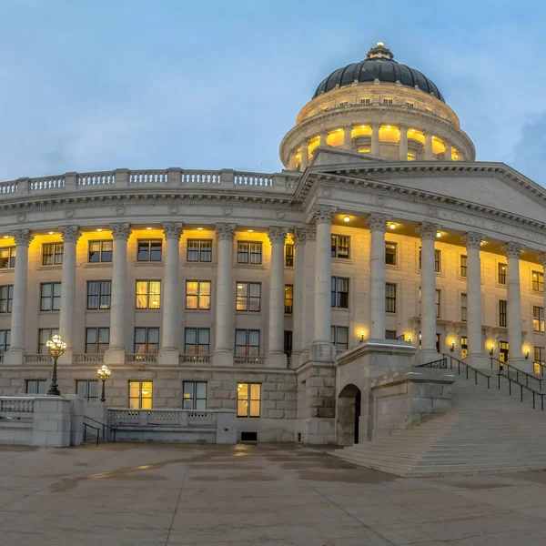 Piazza Panorama del grande Utah State Capital Building illuminato da luci calde — Foto Stock