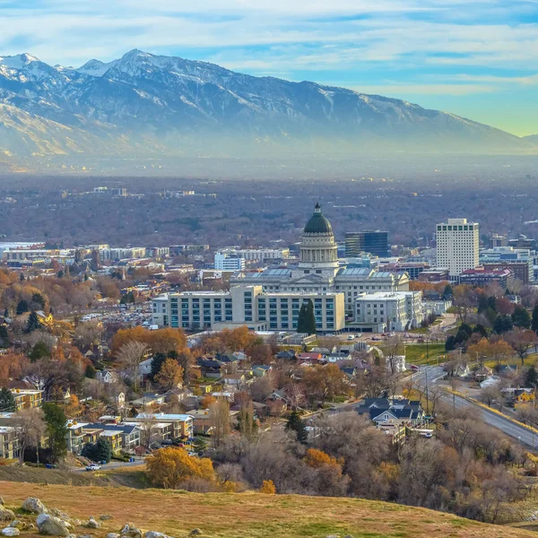 Square Utah State Capital Edificio y rascacielos que se elevan sobre la populosa ciudad — Foto de Stock