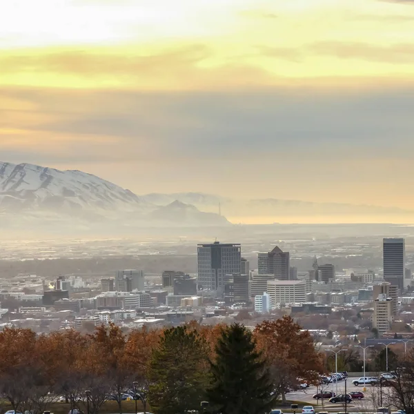 Frame Square Panorama del centro di Salt Lake City contro montagna e cielo nuvoloso al tramonto — Foto Stock