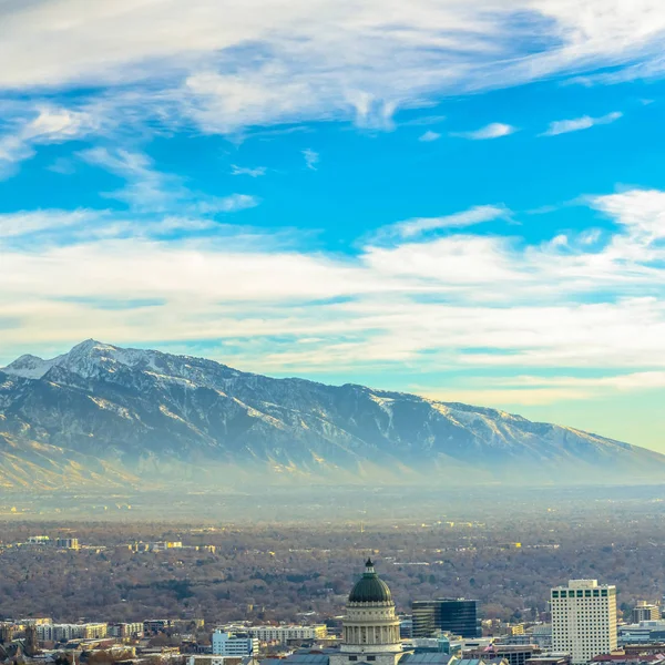 Plaza Panorama del centro de Salt Lake City contra la montaña y el cielo nublado vibrante — Foto de Stock