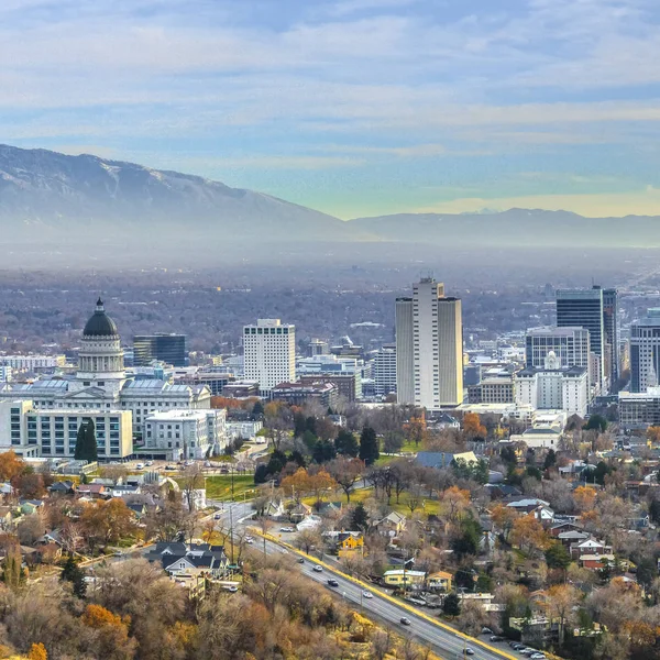 Frame vierkant panoramisch uitzicht op de bruisende binnenstad in Salt Lake City Utah — Stockfoto