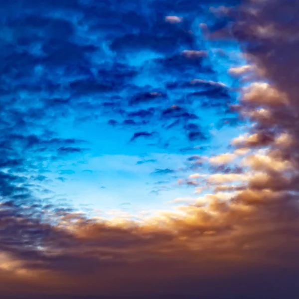 Frame Square Vista desfocada de um vasto céu azul cheio de nuvens escuras inchadas ao pôr-do-sol — Fotografia de Stock