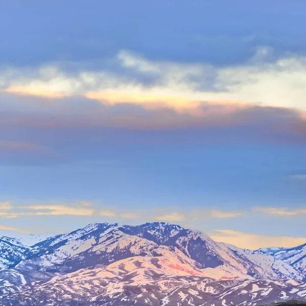Čtvercové Panorama nádherného sněhu pokryté horou za jezerem při západu slunce — Stock fotografie