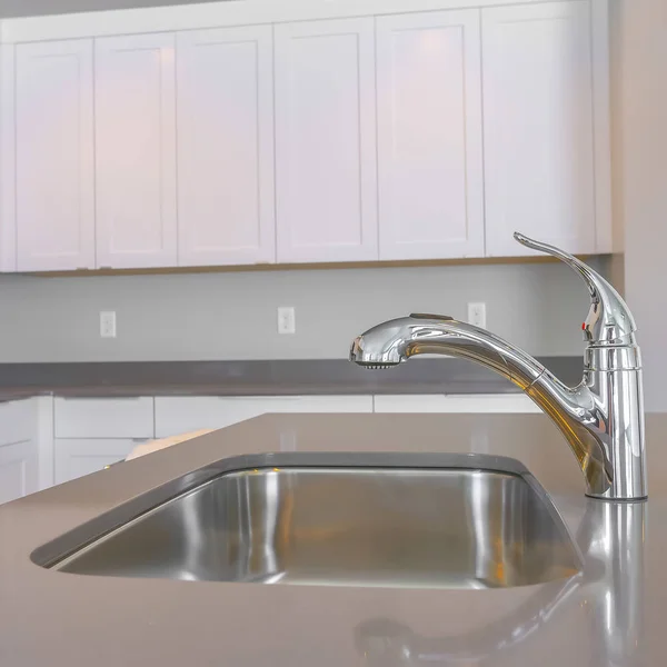 Rahmen quadratische Küche Innenraum eines neuen Hauses mit Nahsicht auf den glänzenden Wasserhahn und Spüle — Stockfoto