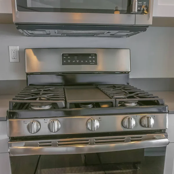 Praça Fechar de uma variedade e microondas dentro da cozinha moderna de uma casa — Fotografia de Stock