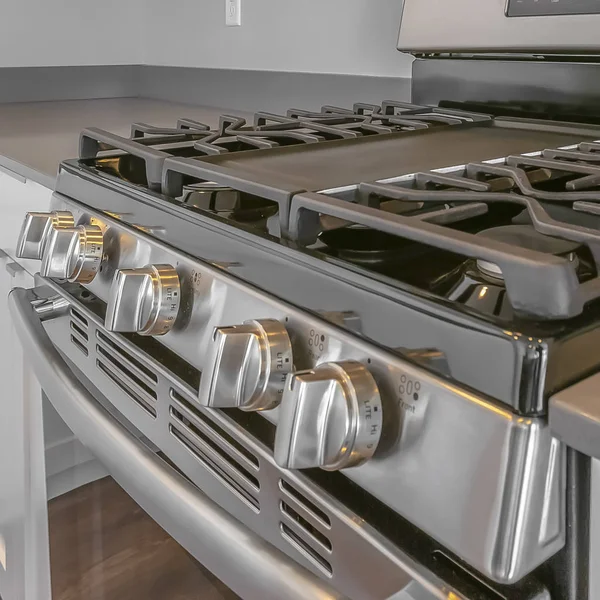 Plaza Primer plano de la cocina y el horno de una gama dentro de una cocina moderna —  Fotos de Stock