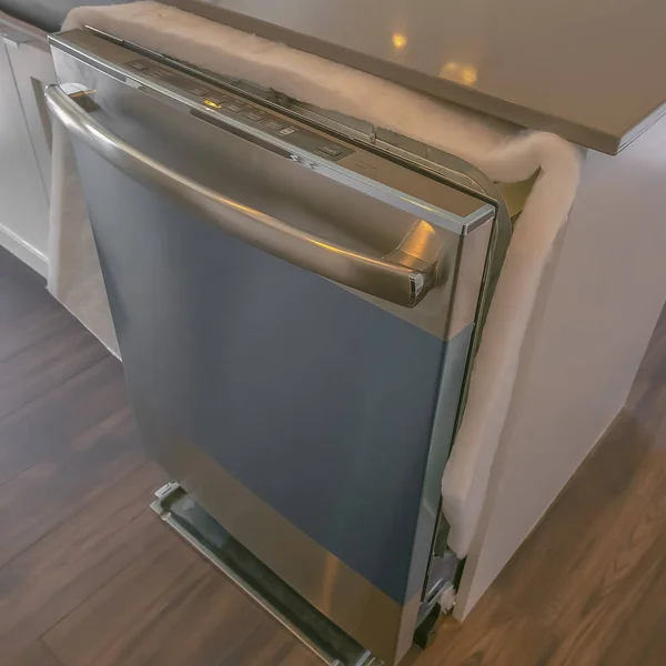 光沢のあるカウンタートップ付きのキッチンアイランドの正方形の食器洗い機とシンク — ストック写真