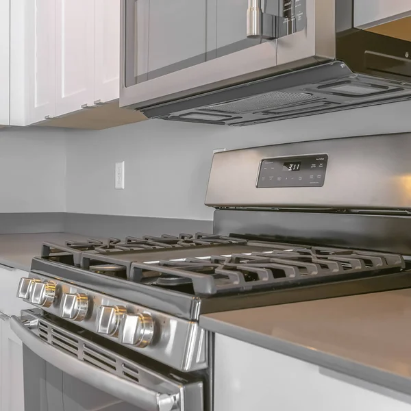 Marco de la gama cuadrada con encimera y horno dentro de la cocina moderna de una casa nueva —  Fotos de Stock