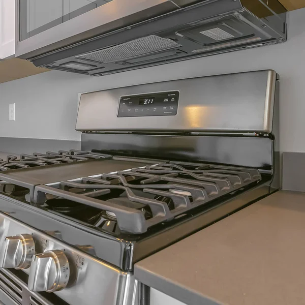 Rahmen quadratisch Nahaufnahme der Kochplatte und Backofen einer Reihe in einer modernen Küche — Stockfoto