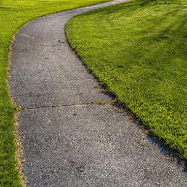 Çerçeve Kare Uzakta evlerin önünde yola giden bir yolun yakın