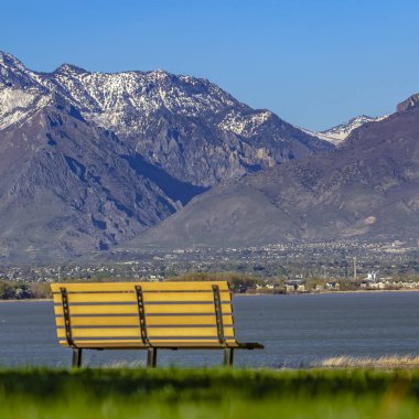 Square Bench bir göl ve vadi üzerinde kuleleri bir karla kaplı dağ bakan