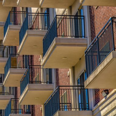 Çerçeve Kare Tuğla küçük balkonlar ve kırmızı tuğla duvar ile bina dış yakın