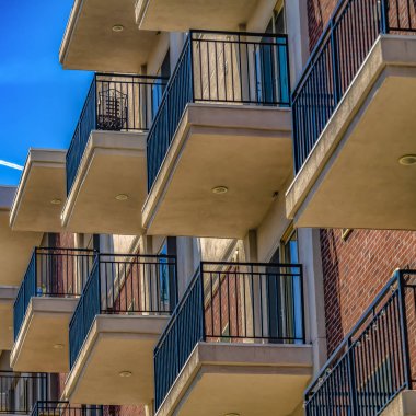 Kare Tuğla küçük balkonve kırmızı tuğla duvar ile bina dış yakın