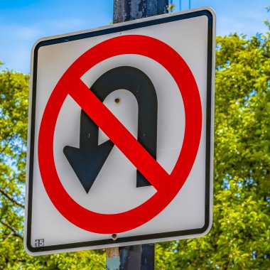 Çerçeve Kare Yıpranmış gri ahşap sonrası bir No U Turn işareti levha yakın