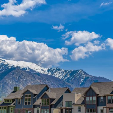 Çerçeve Kare Arka planda büyük bir kar kaplı dağ ile şık evlerin Dış