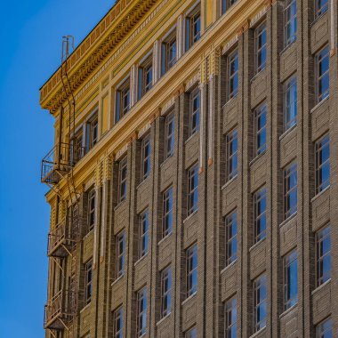 Acil çıkış için açık merdivenli modern bir binanın Çerçeve Kare Dış