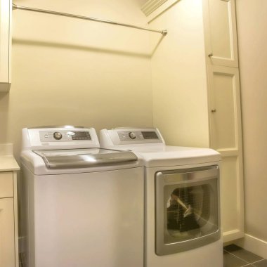 Bir evin çamaşır odası içinde Kare Çamaşır makinesi ve kurutucu