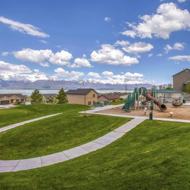 Square Playground ve gökyüzüne karşı göl ve dağ inanılmaz bir görünümü ile evler