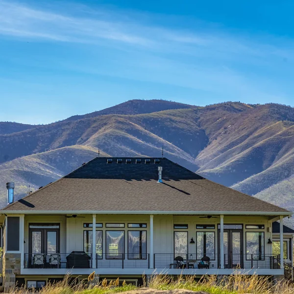 Frame vierkant Buitenaanzicht van een stijlvolle woning tegen berg en blauwe hemel op een zonnige dag — Stockfoto