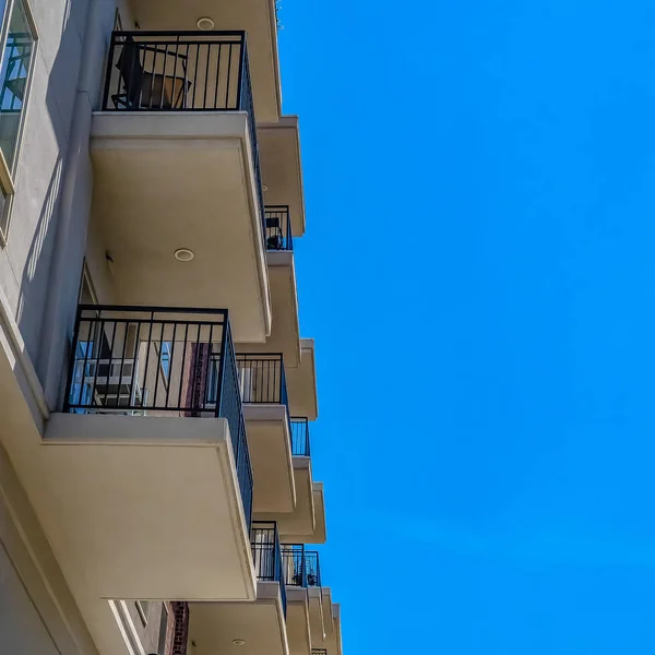 Frame Square närbild av ett bostadshus exteriör mot blå himmel på en solig dag — Stockfoto