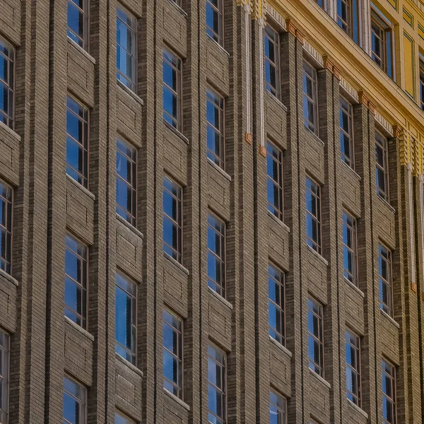 Praça Exterior de um edifício moderno com escadas exteriores para saída de emergência — Fotografia de Stock