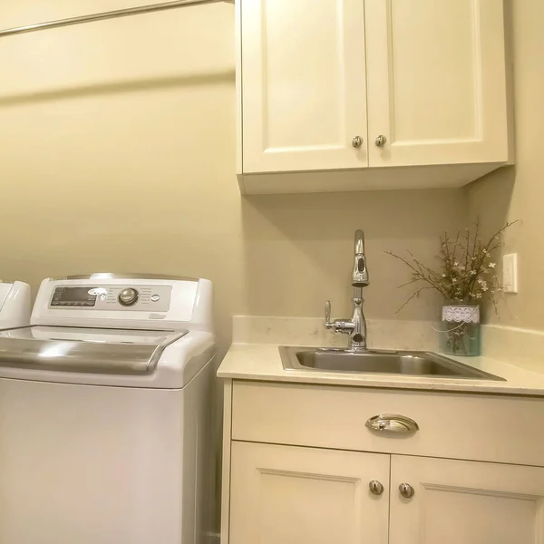 Кадр площади стиральная машина и сушилка в прачечной дома — стоковое фото