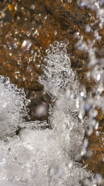 Panorama Primer plano de hielo cristalino y roca marrón cubierta de agua helada brillante —  Fotos de Stock