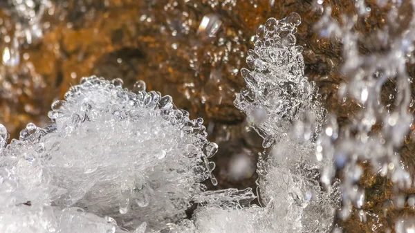 Marco panorámico Primer plano de hielo cristalino y roca marrón cubierta con agua helada brillante —  Fotos de Stock