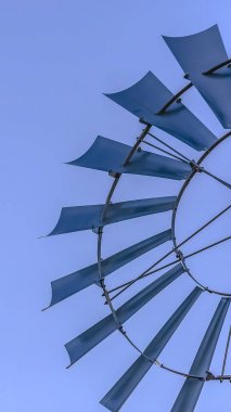 Panorama açık mavi gökyüzü arka plan ile bir windpump birden fazla bıçak yakın