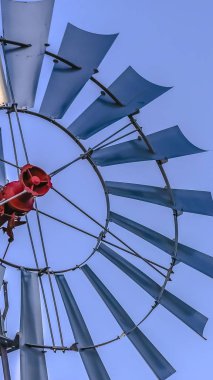 Panorama çerçevesi açık mavi gökyüzü arka plan ile bir windpump birden fazla bıçak yakın