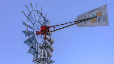 Panorama çerçevesi soluk mavi gökyüzü arka planda izole çelik windpump arka görünümü