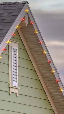 Panorama güneş batımında bulutlu gökyüzüne karşı renkli ışıklar ile gri çatı yakın