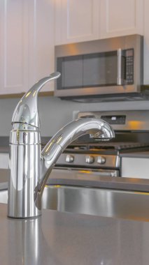 Panorama çerçeve musluk ile modern mutfak iç ve parlak tezgah üzerinde lavabo