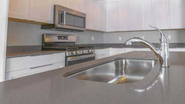 Bir ev modern mutfak içinde musluk ve lavabo ile Panorama parlak tezgah