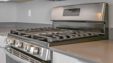 Yeni bir evin modern mutfak içinde pişirme üstü ve fırın ile Panorama çerçeve aralığı