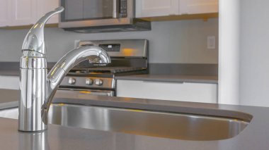 Parlak tezgah üzerinde musluk ve lavabo ile Panorama modern mutfak iç