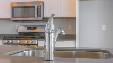 Parlak musluk ve lavabo yakın yukarı ile Panorama modern mutfak iç