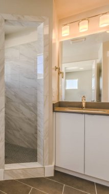 Küvet cam kapı duş ve Vanity alanı ile Panorama banyo iç
