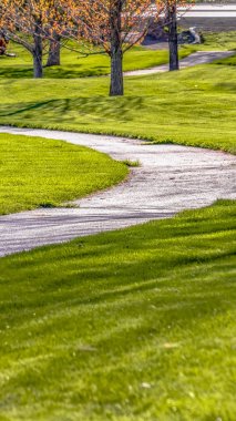 Evlerin önünde yol yol açan bir bükme yolu ile Panorama Grassy arazi