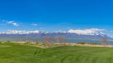 Panorama Pathway zengin bir yeşil alan ortasında evler yol yol