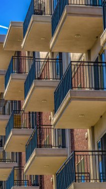 Panorama çerçevesi tuğla küçük balkonlar ve kırmızı tuğla duvar ile bina dış yakın