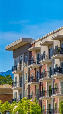 Panorama çerçevesi güneşli bir günde bulutlar ile mavi gökyüzü altında bir konut binanın dış